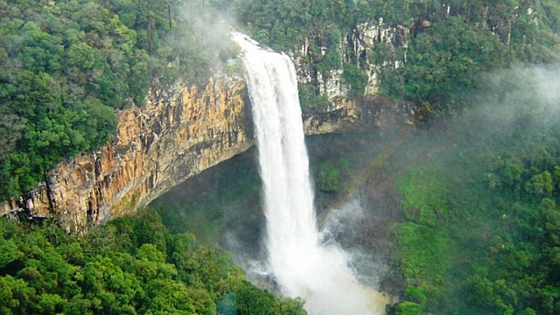 Imagem da Cascata do Caracol, em Canela, Rio Grande do Sul.