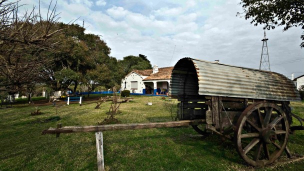 Fachada da fazenda hotel São José, com uma carroça em destaque em primeiro plano
