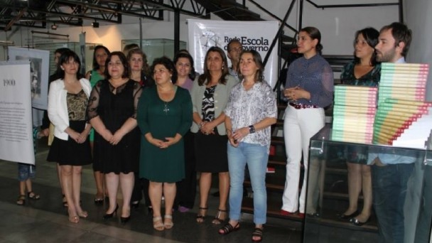 Alunos autografam livro