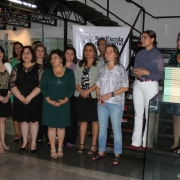 Alunos autografam livro